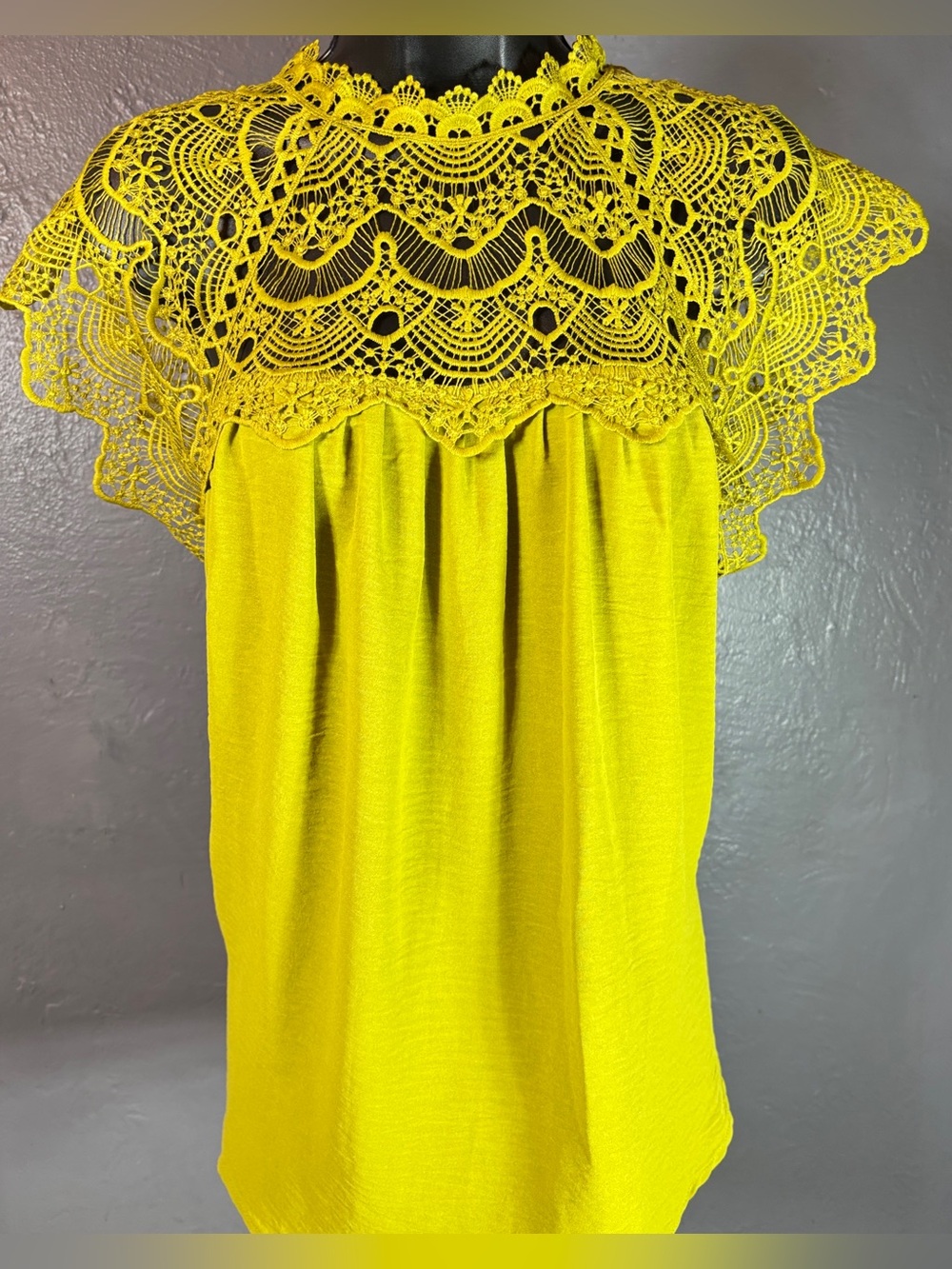 RAIN Chartreuse Yellow Blouse with Scalloped Lace-yoke and Cap Sleeve Size XL